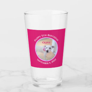 Foto van Schattige Puppy Dog Wearing Hot Pink Scar Glas
