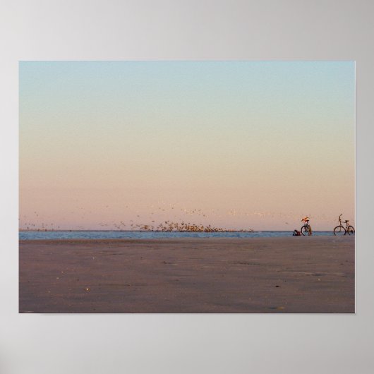 Foto van twee fietsen op het strand. poster (Voorkant)