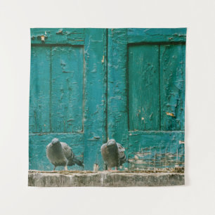 FOTO VAN TWEE GRAY-PIGEONS OP GRIJS CONCREET WANDKLEED