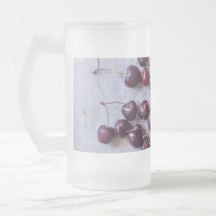 Foto van verse rode kersen matglas bierpul
