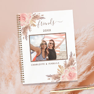 Foto van vrienden pampasgras roze bloemen wit notitieboek