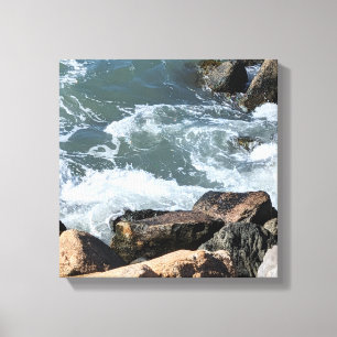 Foto van water dat tegen rotsen spat canvas afdruk