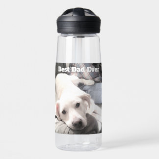 Foto van witte hond die met papa rondhangt waterfles