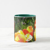 Fotofoto van heldere rode en gele tulpen mok (Midden)