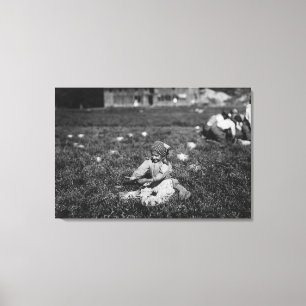 Fotofoto van jonge meisjes die kruidenbessen canvas afdruk