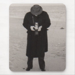 Fotograaf uit de jaren 40 op het strand muismat