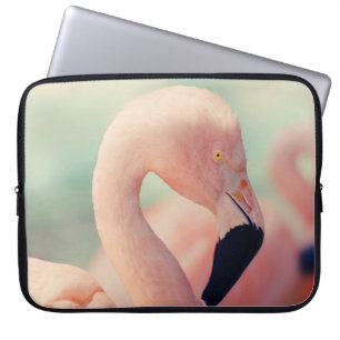 Fotografie met geringe focus van roze flamingo laptop sleeve