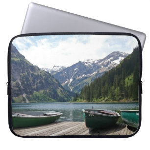 Fotografie van het Tranquil Alpine Lake en Boats Laptop Sleeve