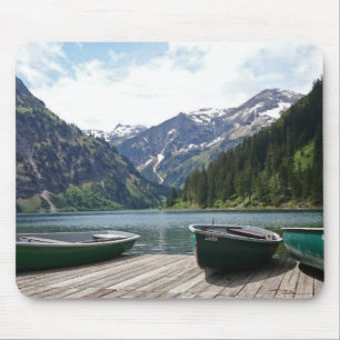 Fotografie van het Tranquil Alpine Lake en Boats Muismat