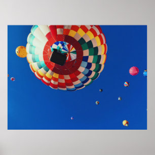 Fotografie van luchtballonnen met een lage hoek poster