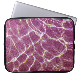Fotografie van zand onder water laptop sleeve