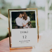 Fotomodel voor huwelijkskaartjes aan tafel kaart