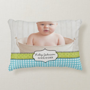Fotonaam van de aangepaste baby-jongen en verjaard accent kussen