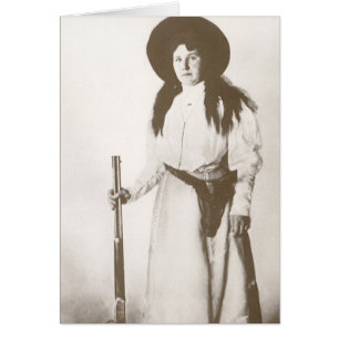 Fotoportret van een cowgirl met een geweer, c1910