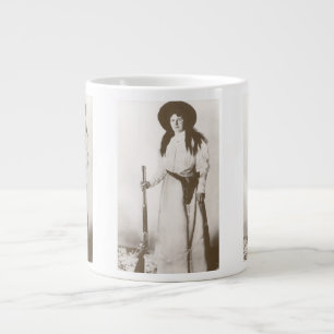 Fotoportret van een cowgirl met een geweer, c1910 grote koffiekop
