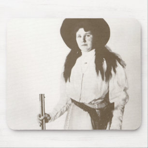 Fotoportret van een cowgirl met een geweer, c1910 muismat