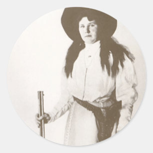 Fotoportret van een cowgirl met een geweer, c1910 ronde sticker