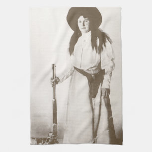 Fotoportret van een cowgirl met een geweer, c1910 theedoek