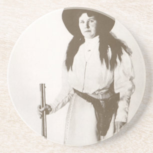 Fotoportret van een cowgirl met een geweer, c1910 zandsteen onderzetter
