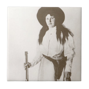 Fotoportret van een cowgirl met een geweer, circa tegeltje
