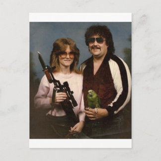 Foto's van de Awkward-familie - Paar met papegaai! Briefkaart