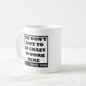 Fou de Travailler Ici Mug Drôle (Devant gauche)