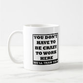 Fou de Travailler Ici Mug Drôle (Gauche)