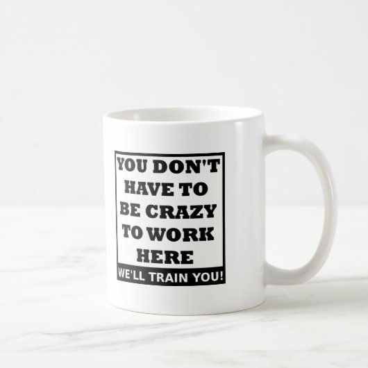 Fou de Travailler Ici Mug Drôle (Droite)
