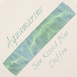 Foulard Aquamarine La mer Belle eau<br><div class="desc">L'aquamarine est une mer bleu marine embrassée par le soleil. La lumière du soleil reflétant l'eau de mer tropicale a inspiré cette belle conception d'écharpe aquamarine par la nature. Personnalisez cette écharpe brillante et élégante avec ses Initiales pour un style de mode vraiment unique. Cette image est la photographie océanique...</div>