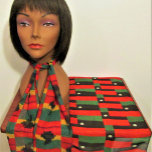 Foulard Carte Afrique Unique Designer Crochet Chiffon d'im<br><div class="desc">Image imprimée sur le foulard de chiffon est d'une photo d'une tapisserie originale au crochet de création conçue à la main et Copyright © par le designer publié Delores Chamblin. L'image du sac artisanal unique avec carte de l'Afrique au Ghana couleurs drapeau rouge, noir or et vert est répétée sur...</div>