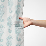 Foulard Chevaux de mer tropicaux, Motif hippocampe - gris<br><div class="desc">Elégant,  élégant et sophistiqué hippocampes de couleur bleue sur arrière - plan gris. Un cadeau moderne et tendance,  parfait pour les amoureux de la mer dans votre vie.</div>