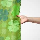 Foulard Clovers verts, Lucky Clovers, Saint Patrick's Day<br><div class="desc">Joli,  amusant et adorable motif avec des trèfles verts. Un cadeau moderne et branché,  parfait pour la Saint Patrick's Day.</div>