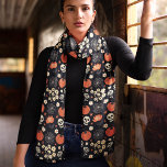 Foulard Cottagecore Halloween crâne floral<br><div class="desc">Offrez-vous la saison éffrayante avec ce foulard à crâne floral Halloween. Avec un délicieux mélange de citrouilles, de crânes et de motifs floraux, ce design ajoute une touche de charme gothique à votre garde-robe automnale. Fabriqué en mousseline douce, il est parfait pour ajouter une ambiance fantaisiste mais étrange à vos...</div>