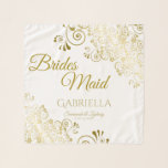 Foulard Elégant Filigree Bridesmaid Mariage Favor<br><div class="desc">Ce magnifique foulard en mousseline est conçu comme un cadeau ou une faveur mariage pour les demoiselles d'honneur. Conçu pour se coordonner avec notre Gold Foil Elegant Wedding Suite, il dispose d'une bordure fleurie en faux feuille d'or avec un script sophistiqué lisant "Maid des mariées" ainsi qu'un endroit pour entrer...</div>