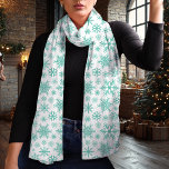 Foulard Élégant hiver Turquoise Flocon de neige Noël<br><div class="desc">Laissez-vous envoûter par l'élégance de vos vacances grâce à ce magnifique foulard en mousseline, doté d'un délicat motif turquoise à fleur de neige. Parfait pour ajouter une touche festive à toute tenue hivernale, ce foulard léger et respirant est idéal pour les occasions décontractées et formelles. Que vous le donniez ou...</div>