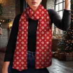 Foulard Flocon de neige Noël rouge et blanc<br><div class="desc">Offrez-vous la saison hivernale avec cette élégante écharpe de Noël rouge et blanc avec un délicat motif de flocon de neige. L'arrière - plan rouge intemporel et les flocons blancs contrastés confèrent un look chic et polyvalent qui s'ajoute à toute tenue de vacances. Fabriqué en mousseline légère, ce foulard ajoute...</div>
