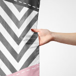 Foulard Gris Zigzag, Gris Chevron, Motif Zigzag, Rose<br><div class="desc">Elégant,  élégant et sophistiqué,  motif en zigzag (chevron) de couleur grise et blanche avec des touches de couleur rose et noire. Un cadeau moderne et tendance,  parfait pour les amoureux du zigzag dans votre vie.</div>