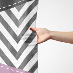 Foulard Gris Zigzag, Gris Chevron, Motif Zigzag, Violet<br><div class="desc">Motif en zigzag (chevron) élégant,  élégant et sophistiqué,  gris et blanc avec des touches de couleur violet et noir. Un cadeau moderne et tendance,  parfait pour les amoureux du zigzag dans votre vie.</div>