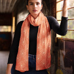 Foulard Halloween Orange Et White Spider Web<br><div class="desc">Élevez votre mode de chute avec cette élégante écharpe motif en toile d'araignée. Parfait pour ajouter une touche de sophistication éffrayante à toute tenue, ce design présente des toiles d'araignée complexes sur un arrière - plan orange. Fabriqué en mousseline légère et douce, il drape magnifiquement, ce qui en fait un...</div>