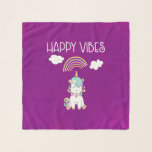 Foulard happy vibes, typographie, white unicorne, sourire,<br><div class="desc">Un foulard en mousseline avec une jolie illustration d'une licorne blanche assise sur sa croûte,  souriant et joyeux. Des nuages souriants et un arc-en-ciel au-dessus. Texte : Happy Vibes. Image de levage adorable Avec un arrière - plan d'aquarelle rose violet.</div>