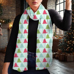 Foulard Jour férié de Noël coloré Motif<br><div class="desc">Ce foulard de mousseline festif présente un motif de Noël amusant et coloré, avec alternance des arbres roses, verts et bleus sur un arrière - plan léger. Parfait pour les fêtes de fin d'année, ce foulard ajoute une touche ludique à vos tenues d'hiver. Fabriqué en mousseline légère, il est doux,...</div>
