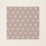 Foulard LETTRE MONGRAPHIQUE NOUVELLE Typographie Mauve<br><div class="desc">Cette écharpe élégante et personnalisable est dotée d'un design monogramme extensible, vous permettant de la personnaliser avec votre lettre choisie. L'arrière - plan taupe neutre offre une base intemporelle et polyvalente, tandis que le lettrage en ivoire délicat ajoute une sophistication subtile. Que vous cherchiez un cadeau personnalisé et réfléchi ou...</div>
