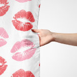 Foulard Lèvres rouges et roses, Motif des lèvres, bâton à<br><div class="desc">Motif élégante,  élégante et sophistiquée avec des lèvres rouges et roses sur arrière - plan blanc. Un cadeau moderne et tendance,  parfait pour les amateurs de maquillage dans votre vie.</div>