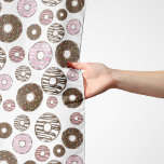 Foulard Motif De Donuts, Donuts Roses, Donuts Brown<br><div class="desc">Joli,  amusant et adorable motif avec beignets rose et marron. Un cadeau moderne et branché,  parfait pour l'amoureux des beignes dans votre vie.</div>