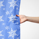 Foulard Motif de flocons de neige, Flakes blancs, Neige, B<br><div class="desc">Joli,  amusant et adorable motif avec des flocons blancs sur arrière - plan bleu. Un cadeau moderne et tendance,  parfait pour les amateurs de neige dans votre vie.</div>