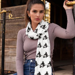 Foulard Motif de sorcière volant noir blanc Halloween<br><div class="desc">Motif de sorcière volant blanc noir Halloween Écharpe</div>