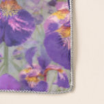 Foulard Motif floral d'iris pourpre<br><div class="desc">Cette écharpe pourpre d'iris ajoutera une éclaboussure de couleur à notre équipement. Portez-la dans le style ! Conçu par le ©Tim de renommée mondiale Coffey d'artiste.</div>