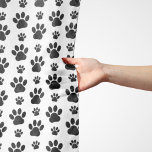 Foulard Motif mâle, pattes de chien, Empreintes de pattes,<br><div class="desc">Joli,  amusant et adorable motif avec pattes noires sur arrière - plan blanc. Un cadeau moderne et tendance,  parfait pour l'amoureux des chiens dans votre vie.</div>