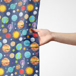 Foulard Motif spatial, Planètes, Étoiles, Cosmos, Galaxie<br><div class="desc">Motif mignon,  amusant et adorable avec des planètes (Soleil,  Mercure,  Vénus,  Terre,  Mars,  Jupiter,  Saturne,  Uranus,  Neptune,  Pluto). Un cadeau moderne et tendance,  parfait pour les amoureux de l'espace dans votre vie.</div>