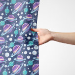 Foulard Motif spatial, Planètes, Étoiles, Galaxie, Cosmos<br><div class="desc">Motif mignon,  amusant et adorable avec des planètes (Lune,  Saturne,  Uranus,  Pluton). Un cadeau moderne et tendance,  parfait pour les amoureux de l'espace dans votre vie.</div>